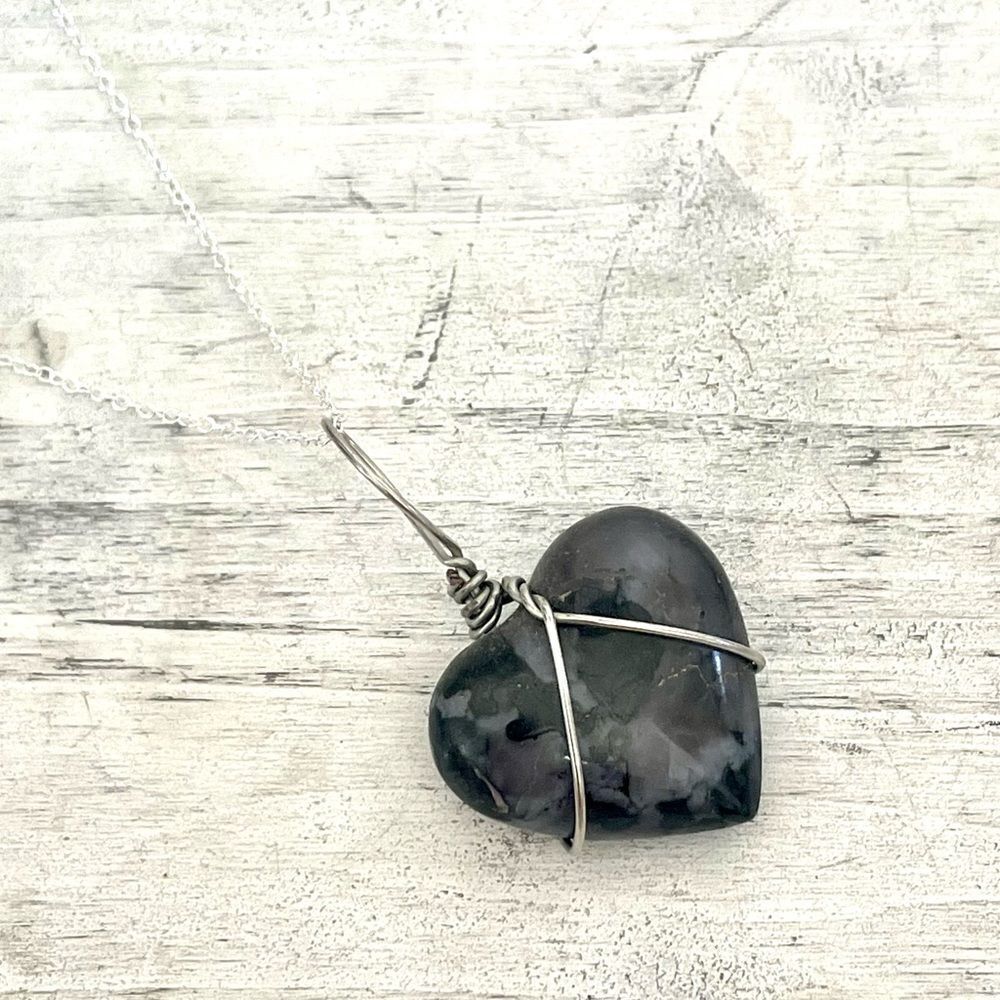 Silver tone Gabbro heart pendant necklace